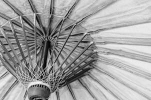 schließen oben traditionell Regenschirm von Thailand - - Ton schwarz und Weiß foto