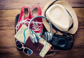 Reise Zubehör und Kostüm auf Gepäck bereiten zum Ausflug foto