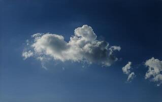 ein Blau Himmel mit Wolken fliegend foto