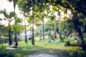 verwischen Menschen Aktivitäten im das Öffentlichkeit Park im Morgen foto