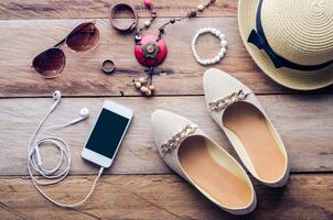 Hüte, Schuhe und Zubehör zu Kleid legen auf das hölzern Fußboden zum Reise - - Jahrgang Ton. foto