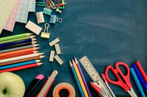 Schule liefert platziert auf ein Hintergrund Tafel Konzept bereit zum Schule. foto