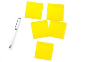 Gelb Anmerkungen Papier und Stift auf Weiß Hintergrund foto