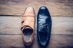 Leder Schuhe legen auf das hölzern Fußboden Konzept zum Arbeit foto