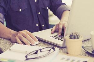 Nahansicht Hand sind mit Laptops foto