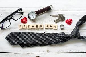 Vaters Tag Geschenk und Wort Vater Tag auf hölzern Fußboden - - Ideen zum Papa foto