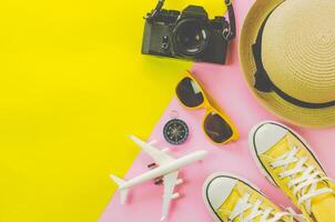Kleidung Zubehör zum Sommer- auf Mehrfarbig Papier Fußboden - - Konzept Lebensstil foto