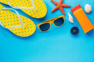 Kleidung Zubehör zum Sommer- auf Blau Papier Fußboden - - Konzept Lebensstil foto