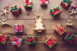oben Aussicht von golden Weihnachten Baum und viele Geschenk Kisten platziert auf hölzern Boden. foto