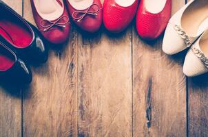 viele Damen Schuhe sind gelegt auf hölzern Etagen. foto