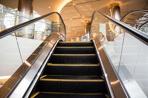 elektrisch Rolltreppe Weg oben das Einkaufszentrum. foto