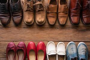 Schuhe mit Männer und Frauen verschiedene Stile auf ein hölzern Fußboden - - Lebensstile. foto