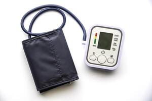 digitales Blutdruckmessgerät auf weißem Hintergrund foto