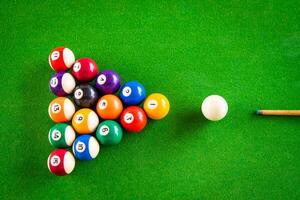 Stichwort Ziel Billard- Snooker Pyramide auf Grün Tisch. foto