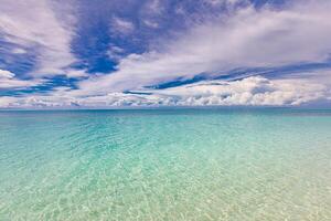 Kristall klar Meer Wasser Bucht. makellos Ozean Lagune sonnig wolkig Himmel, idyllisch entspannend Meereslandschaft. transparent Oberfläche, exotisch Reise. Tropen Mittelmeer Natur Panorama. Sommer- Hintergrund, Strand Aussicht foto