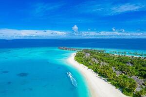 atemberaubend Antenne Landschaft, Luxus tropisch Resort mit Wasser Villen. schön Insel Strand, Palme Bäume, sonnig Himmel. tolle Vogel Augen Aussicht im Malediven, Paradies Küste. exotisch Tourismus, entspannen Natur Meer foto