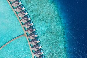 malediven paradies landschaft. tropische Luftlandschaft, Meereslandschaft mit langem Steg, Wasservillen mit herrlichem Meer- und Lagunenstrand, tropische Natur. exotisches Tourismusziel-Banner, Sommerurlaub foto