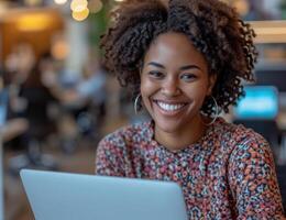 ai generiert schwarz Frau glücklich Arbeiten auf ein Laptop im das Büro, Rechenschaftspflicht Bild foto