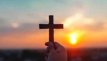 ai generiert Silhouette Hand hält hölzern Kreuz gegen ein Sonnenaufgang Hintergrund, Palme Sonntag Sonnenuntergang Bild foto