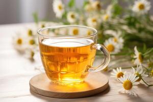 ai generiert ein Glas Tasse von Kräuter- Kamille Tee auf Licht hölzern Tabelle mit Kamille Blumen auf verschwommen Hintergrund foto