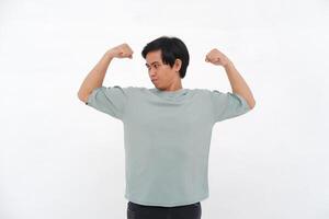 jung asiatisch Mann erhöht Hand, ausdrücken Stärke mit abwechslungsreich Emotionen von lächelt zu Zorn foto