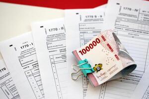 indonesisch MwSt Formen 1770 Individuell Einkommen MwSt Rückkehr und Geld auf Tabelle foto