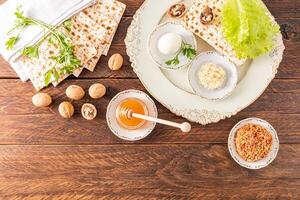 festlich Hintergrund zum jüdisch Passah Urlaub mit traditionell Essen und Symbole. das Konzept von das Passah Urlaub. oben Sicht. foto