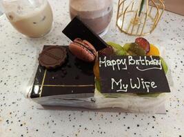 Foto von Schokolade und Weiß Schokolade Kuchen zum Geburtstag