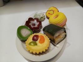 Fotos von verschiedene traditionell indonesisch Süss und salzig Kuchen, bestehend aus von Schwamm Kuchen, Muffin Kuchen, Riss, Klepon, Schicht Kuchen, nein Mann, Manis Cantik, bolu kukus, sehr geeignet zum Snacks