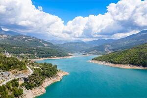 szenisch Blau Fluss zwischen das Grün Berge foto