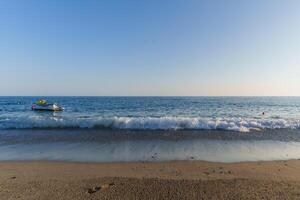 leeren Jet Ski im das Wasser beim das Strand foto