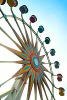 ein bunt Ferris Rad mit ein hell Himmel auf oben foto
