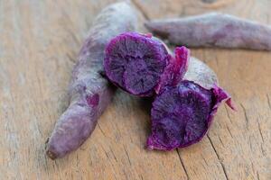 frisch gedämpft lila Süss Kartoffeln foto