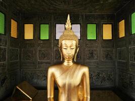 uralt golden Buddha Bild beim wat suthat thepwararam ratchaworamahawihan Tempel, Bangkok Thailand. foto