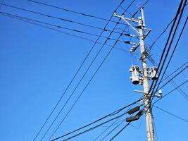 elektrisch Pole mit Blau Himmel Hintergrund im treffen, Japan. foto