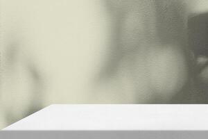 Weiß Stuck Marmor Tabelle mit Beige Stuck Mauer Textur Hintergrund mit Licht Strahl und Schatten, geeignet zum Produkt Präsentation Hintergrund, Anzeige, und spotten hoch. foto