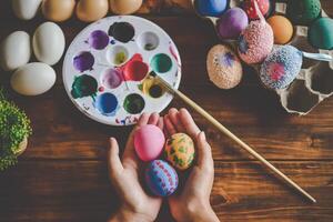 jung Mädchen Gemälde Ostern Eier zum Osterzeit beim Zuhause foto