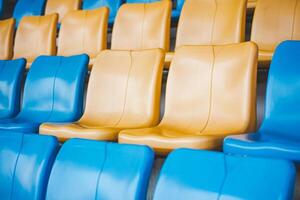 Reihen von Plastik Sitze auf ein Tribüne, Stuhl im ein Stadion, Sitzung Bereich zum Zuschauer foto