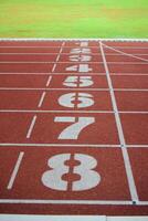 Athlet Laufen Spur mit Nummer auf das Start . Perspektive foto