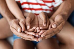 Eltern und Kind Platzierung ihr Hände zusammen, Nahansicht Schuss foto