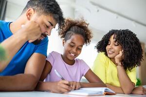 Eltern Portion Kind mit ihr Hausaufgaben beim heim. Vater und Mutter Portion Tochter studieren beim heim. foto