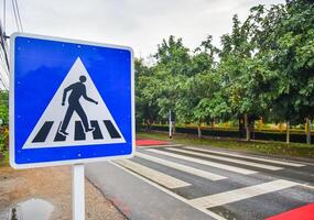 Zebrastreifen Zeichen auf das Straße zum Sicherheit wann Menschen Gehen das Straße foto