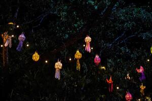 Laternen zum beide thailändisch und Chinesisch Glück Feste foto