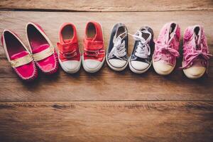 Schuhe zum Kinder auf hölzern Fußboden foto