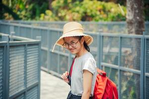 Reisen Backpacker Gehen auf Überdachung Gehweg beim Königin Sirikit botanisch Garten chiangmai, Thailand foto