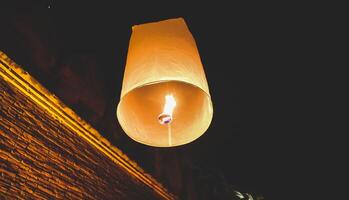 yi peng Laterne steigend zu das Himmel beim das loy Kratong Festival foto