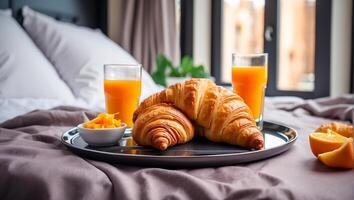 ai generiert Brille von Orange Saft, Croissants auf ein Tablett auf das Bett foto