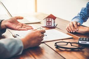 Haus Unterzeichner Unterzeichnung Unterschrift Darlehen dokumentieren zu Zuhause Eigentum mit echt Nachlass Agenten Eigentum. Hypothek und echt Nachlass Eigentum Investition, Zuhause Versicherung foto