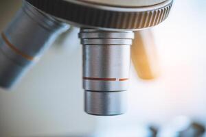 Nahansicht Mikroskop zum Labor Forschung. Foto von ein medizinisch Mikroskop und Ausrüstung, wissenschaftlich und Gesundheitswesen Forschung