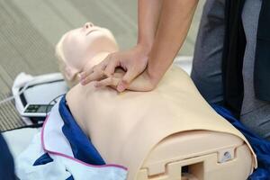 cpr zuerst Hilfe Ausbildung mit cpr Dummy im das Klasse foto